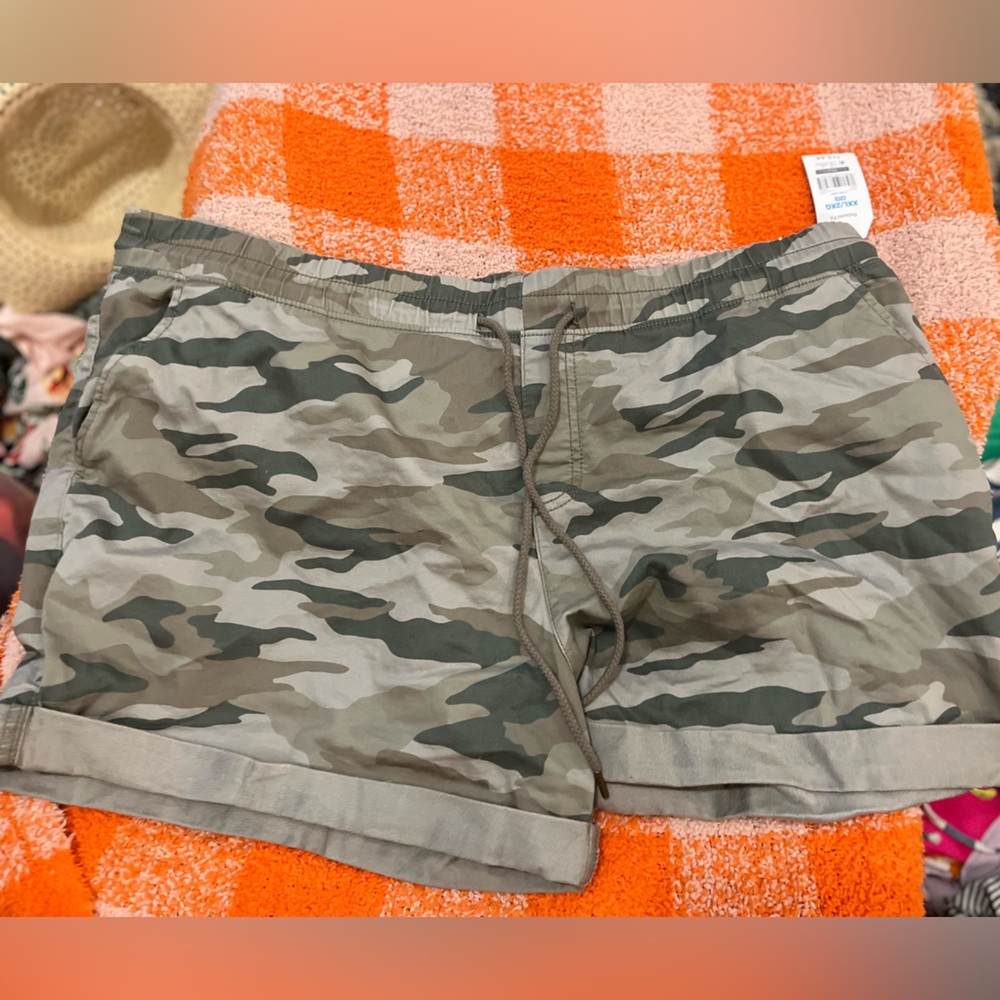 Time and Tru Women's Green Camouflage Cargo Shorts
